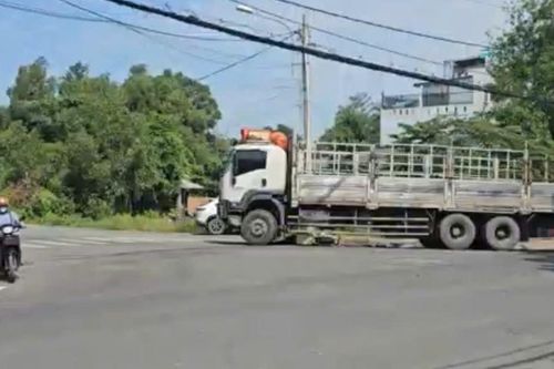 Mới mua xe đạp điện, người phụ nữ bị ô tô tải cuốn vào gầm, tử vong tại chỗ