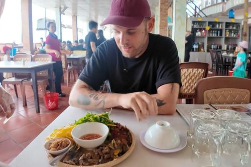 Khách Tây thử đặc sản 4 chân lạ miệng ở Việt Nam, khen thịt dai ngon, ngọt