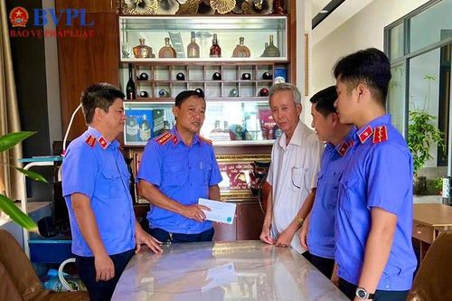 VKSND Khu vực 2 tỉnh Đồng Tháp thăm hỏi cán bộ hưu trí
