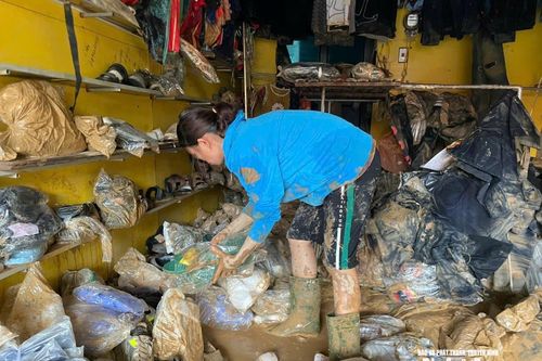 Ngôi chợ sầm uất miền Tây Nghệ An ngập bùn đất sau lũ, bà con tiểu thương trắng tay