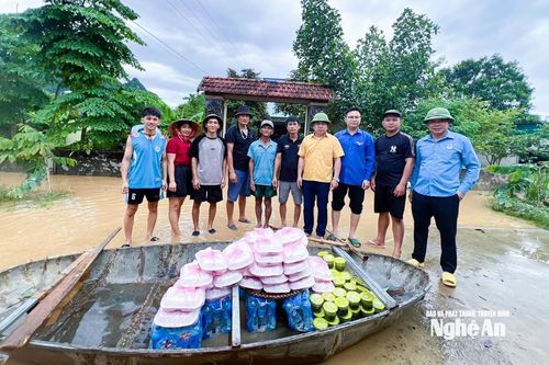 Những suất cơm ấm nóng đầu tiên tiếp sức cho người dân vùng lũ Nghệ An