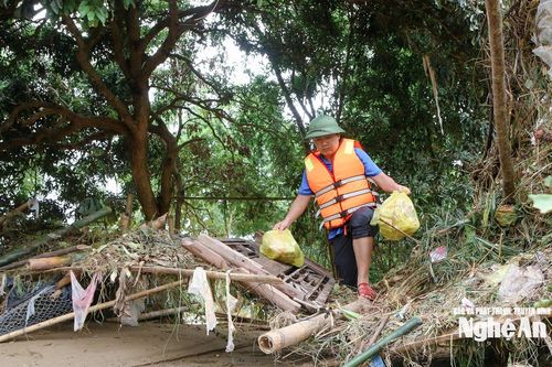 Vượt lũ, băng đồi tiếp tế nhu yếu phẩm cho người dân vùng bị cô lập