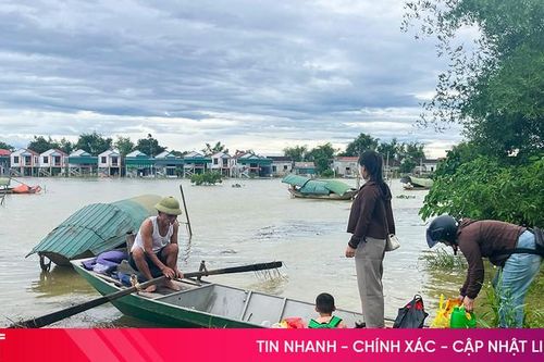 Nước lũ dâng nhanh, một số thôn tại Hà Tĩnh bị chia cắt