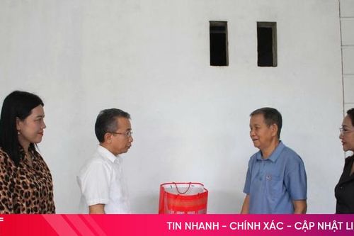 Chủ nhiệm Ủy ban Kiểm tra Tỉnh ủy tặng quà cho các thương binh