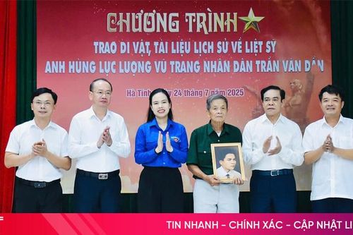 Lãnh đạo tỉnh trao di vật, tài liệu lịch sử cho thân nhân liệt sỹ