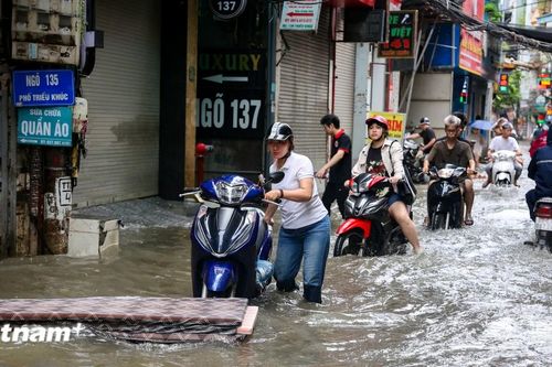 Người dân Thủ đô 'bì bõm' trên đường giữa trưa sau trận mưa lớn