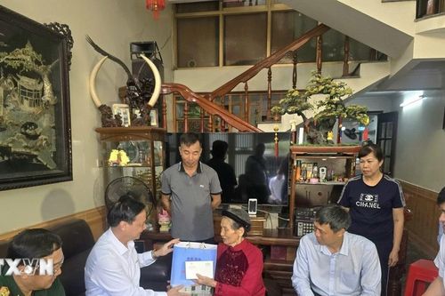 Phó Chủ tịch Quốc hội thăm, tặng quà gia đình chính sách ở Quảng Ninh