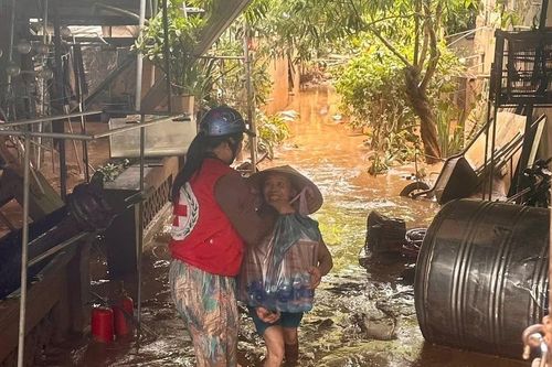 Hội Chữ thập đỏ Việt Nam cứu trợ khẩn cấp cho người dân vùng lũ tại Nghệ An