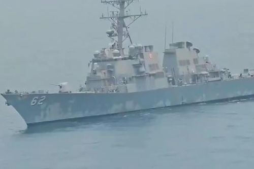 Cận cảnh tàu khu trục Mỹ chạm trán trực thăng Iran gần Vịnh Oman