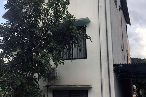 Một cháu bé bị ngã từ tầng 2 khách sạn khi đi du lịch tại Cúc Phương