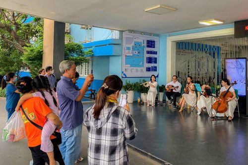 'Giai điệu Blouse trắng': Khi âm nhạc lan tỏa yêu thương giữa không gian bệnh viện