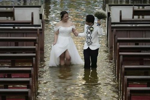 Cặp đôi làm đám cưới giữa dòng nước ngập sau bão gây 'sốt mạng'