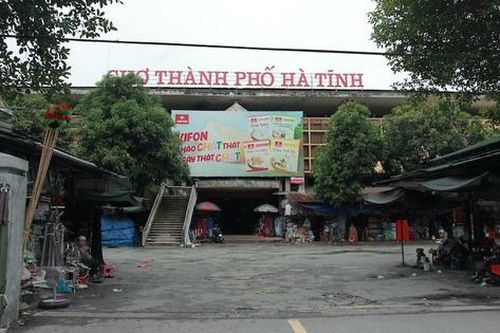 Kinh doanh gặp khó khăn, hàng chục ki-ốt tại chợ lớn nhất Hà Tĩnh bỏ trống