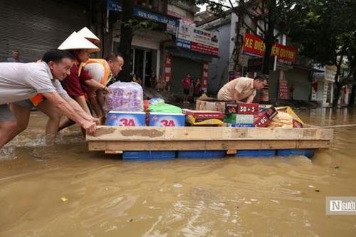Bão lũ và tình người