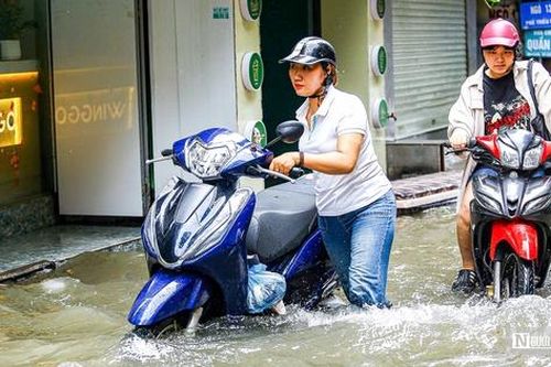 Hà Nội: Loạt phương chết máy sau trận mưa lớn
