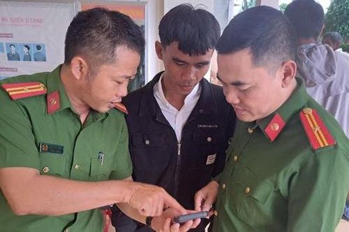 'Đi từng ngõ, gõ từng nhà' rút ngắn khoảng cách giữa chính quyền và người dân vùng biên