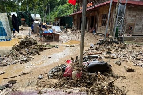 Lũ lụt lịch sử ở Nghệ An: Người dân bật khóc bới bùn tìm lại tài sản bị vùi lấp