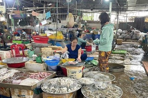 TP. Hồ Chí Minh: Hàng dồi dào nhưng chợ vắng khách