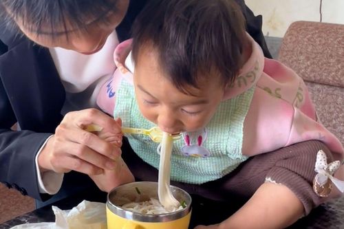 Cô bé không tay và bài học về nghị lực khiến triệu người rơi nước mắt