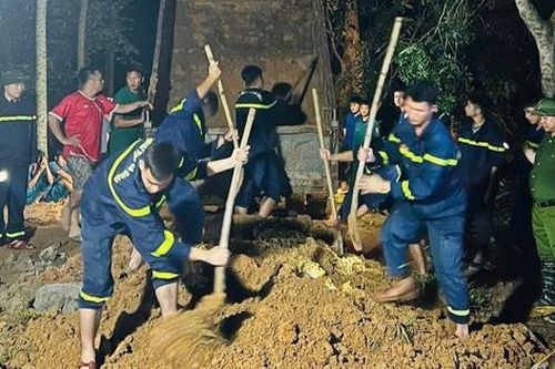 Thanh Hóa: Căng mình gia cố đê trong đêm trước nguy cơ bị vỡ