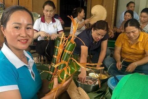 Những chiếc bánh chưng 'nghĩa tình' gửi tới bà con vùng lũ Nghệ An