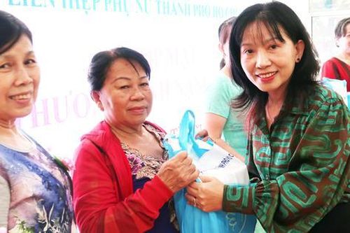 Hội LHPN TPHCM tri ân, tặng quà vợ thương binh