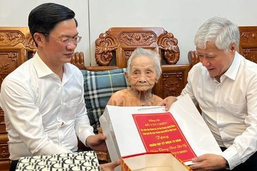 Chủ tịch Ủy ban TƯ MTTQ Việt Nam Đỗ Văn Chiến thăm, tặng quà người có công với cách mạng tại Hải Phòng