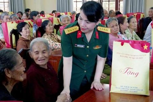 Hành trình tri ân của phụ nữ Quân đội