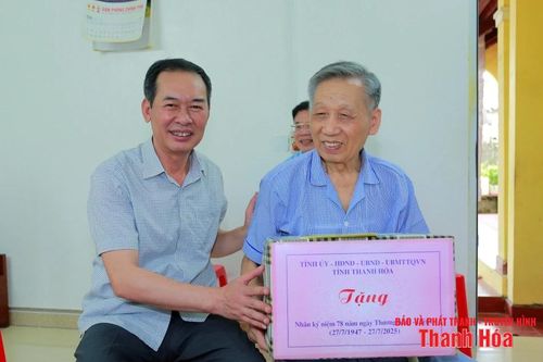 Phó Bí thư Tỉnh ủy, Chủ tịch Ủy ban MTTQ tỉnh Trịnh Tuấn Sinh thăm, tặng quà các gia đình chính sách
