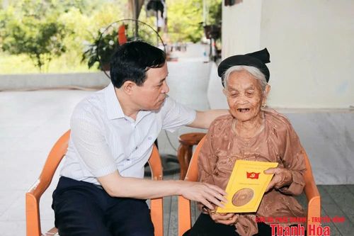 Phó Bí thư Thường trực Tỉnh ủy Lại Thế Nguyên viếng nghĩa trang liệt sĩ và thăm, tặng quà gia đình chính sách