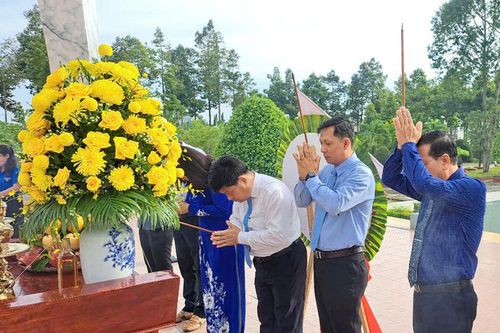 Trưởng ban Tuyên giáo và Dân vận Tỉnh ủy An Giang Tống Phước Trường thăm, tặng quà người có công ở 2 xã Bình Mỹ và Thạnh Mỹ Tây