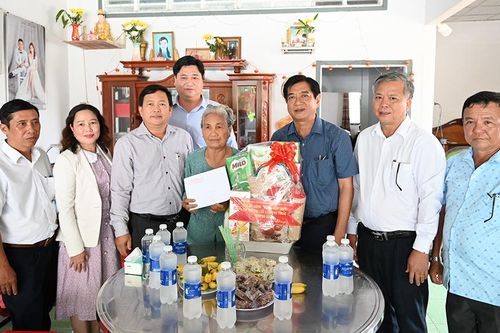 Chủ nhiệm Ủy ban Kiểm tra Tỉnh ủy An Giang thăm gia đình chính sách ở xã Sơn Kiên