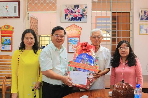 Lãnh đạo phường Long Xuyên thăm các gia đình chính sách, người có công