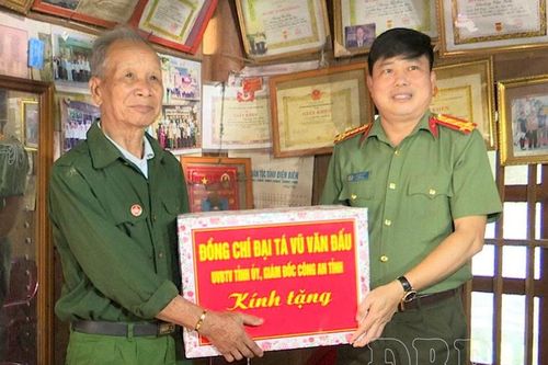 Giám đốc Công an tỉnh Vũ Văn Đấu tặng quà gia đình chính sách xã Mường Chà