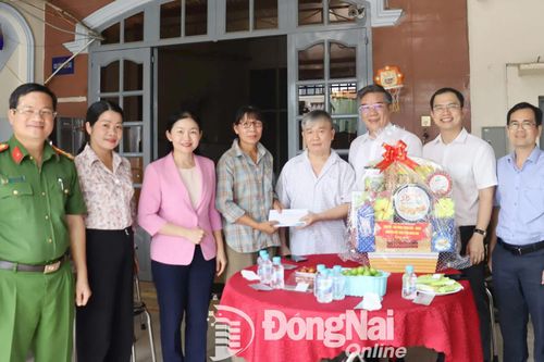 Phó bí thư thường trực Tỉnh ủy, Chủ tịch HĐND tỉnh Tôn Ngọc Hạnh thăm, tặng quà người có công