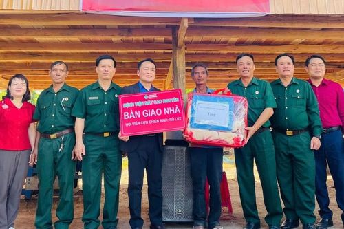 Bàn giao 2 căn nhà 'Nghĩa tình đồng đội' cho hội viên cựu chiến binh xã Ia Rsai