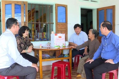 Giám đốc Sở Nội vụ Phạm Thị Tố Hải thăm, tặng quà các gia đình có công