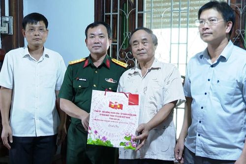 Đại tá Nguyễn Thế Vinh-Chỉ huy trưởng Bộ Chỉ huy Quân sự tỉnh thăm, tặng quà người có công