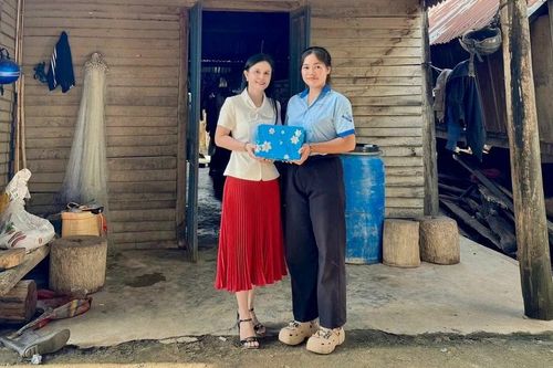 Trao hơn 48 triệu đồng hỗ trợ thủ khoa khối C00 ở Trường THPT Trần Quốc Tuấn