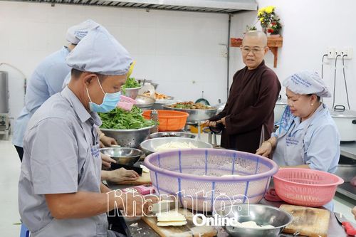 Ấm áp bếp ăn từ thiện 'Hiểu và Thương'