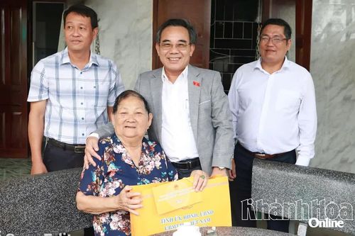 Phó Trưởng đoàn chuyên trách Đoàn đại biểu Quốc hội tỉnh Lê Hữu Trí thăm, tặng quà các gia đình chính sách
