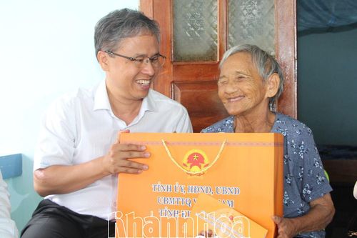 Phó Chủ tịch UBND tỉnh Trần Hòa Nam thăm, tặng quà người có công với cách mạng tiêu biểu