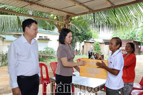 Phó Chủ tịch Thường trực UBMTTQ Việt Nam tỉnh Trần Thu Mai thăm, tặng quà các gia đình chính sách