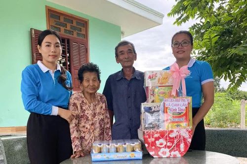 Hội Liên hiệp Phụ nữ xã Cam Lâm thăm, tặng quà 3 gia đình chính sách
