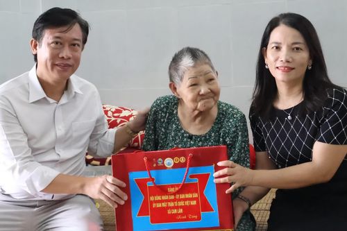 Xã Cam Lâm: Thăm, tặng quà các gia đình chính sách
