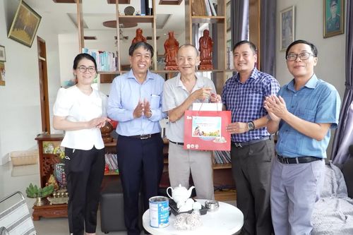 Xã Nam Cam Ranh: Thăm, tặng quà gia đình người có công với cách mạng