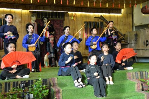 Người trẻ giữ hồn then