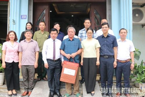 Chi bộ Ủy ban Kiểm tra Tỉnh ủy thăm, tặng quà gia đình chính sách, người có công tại phường Tam Thanh