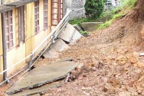 Mưa lớn, 70 hộ dân xã Lương Thịnh phải di dời ngay trong đêm