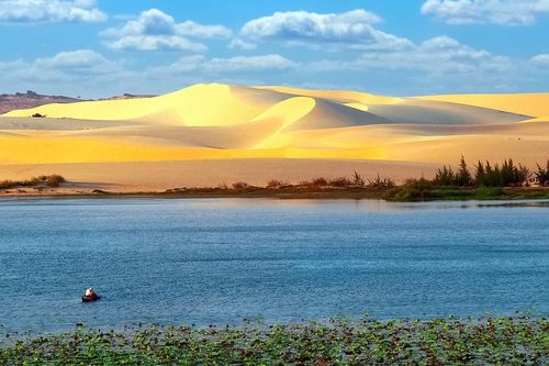 Khi du lịch và dịch vụ là mục tiêu kinh tế mũi nhọn